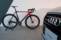 発表会場には、アウディ特製のロードレーサー「Audi Sport Racing Bike」も展示された。総重量はわずか5.8kgで、ドイツ本国の価格は1万7500ユーロ（約237万円）。世界限定50台で販売される。