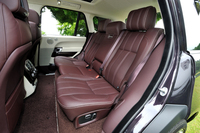 ホイールベースは従来モデルより42mm長い。これにより、レッグルームは118mm広げられた。試乗車の「オートバイオグラフィー」のリアシートには電動リクライニング機構が標準で備わる。