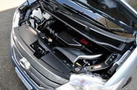 エンジンルームには鉛タイプのバッテリーが2個並ぶ。