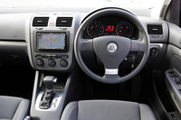 装備されるHDDナビゲーションシステムはディーラーオプション。