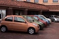 
	カラフルに並ぶ5台のマーチ。「パプリカオレンジ」「フレッシュオリーブ」「アプリコット」「ビーンズ」「アクアブルー」の5色は、コミュニケーションカラーと名付けられたイメージカラー。「友達と一緒にカフェでランチ」をテーマに開発されたマーチ専用色で、食材などから名前がつけられた。
	 