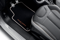 「プジョー208」に全仏オープン仕様の限定車の画像