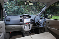 見晴らしのいい「ムーヴ」のインパネ。標準モデルの「X」は、本革巻きのステアリングホイールが備わる。また、スピードメーターの右にあるマルチインフォメーションディスプレイには、平均燃費や航続可能距離などが表示される。装着されるワイドシンプルナビはディーラーオプション（9万7650円）。
    