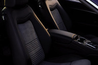 内装は、上質なレザーとアルカンターラのコンビタイプを採用。ホールド性の高いシート形状で、シートバックにはパイピング加工が施される。