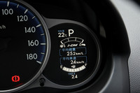 スピードメーターの傍らには「i-DM」のモニターが備わる。上方、扇形の部分に色やゲージで運転状況を表示、ドライバーに無駄やムラのない運転を促す。