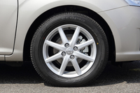 「カローラ アクシオ ハイブリッド」は、5J×15インチのスチールホイールが標準。「ハイブリッドG」のみに写真のアルミホイールがオプション設定される。
    