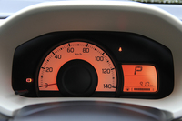 「F」のメーターは基本的にバンの「VP」と共通。回生ブレーキを搭載していないので、マルチインフォメーションディスプレイにエネルギーフローインジケーターの表示機能はなく、またアクセル開度に応じて照明の色が変わる「ステータスインフォメーションランプ」も省かれている。
    