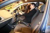 「新しいシート表皮は一見硬そうに見えるが、体によく馴染み、十分なホールド感が得られる」と生方氏。