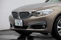 フロントグリル（キドニーグリル）はセダンより幅広にデザインされている。ヘッドランプの形状もセダンとは異なっている。