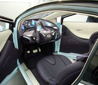 ドアは一般車のように左右水平に開閉。コクピットには、左右どちらからでも乗り込める。