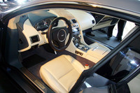 エレクトリックパークブレーキを初採用、スッキリしたという運転席まわり。