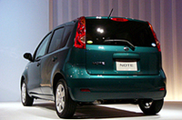 サスペンションは、前マクファーソンストラット、後トーションビームと、「キューブ」シリーズと形式は同じ。「リバウンドスプリング」や「リップルコントロールショックアブソーバー」などで、優れた操縦安定性と快適な乗り心地、静粛性を実現したと謳われる。