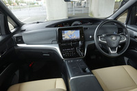 コックピット周辺の様子。インストゥルメントパネルの表面に新たに合成皮革が採用され、下方にはサテン調のオーナメントパネルが装着されるなど、上質感の向上が図られた。