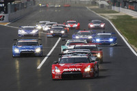 GT500クラスのスタートシーン。トップを走るのは、昨年の覇者MOTUL AUTECH GT-R（本山哲/B・トレルイエ組）。