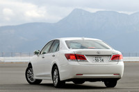 【テスト車「クラウン 2.5ロイヤルサルーンG」のオプション装備】
	ボディーカラー＜ホワイトパールクリスタルシャイン＞＝3万6750円／アドバンストパッケージ＝10万5000円／レザーシートパッケージ＝26万2500円／リアオートエアコン＋オートエアピュリファイヤー＝9万4500円／パノラミックビューモニター＝10万5000円