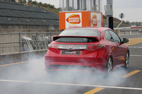 バトンは「シビック・タイプR」を激しくホイールスピンさせてスタート。ピークパワーが700ps以上のマシンを自在に操るF1ドライバーにとって、最高出力200ps前後の市販車はオモチャみたいなもの？