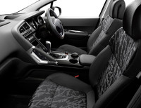 インテリアの様子。2つのグレードで、シート地が異なる（ファブリック／レザー）。