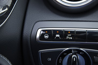 ステアリングコラムの周辺には、車線の逸脱防止や駐車作業をサポートする運転支援システムのスイッチが並ぶ。