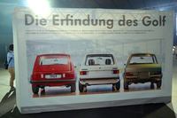 こちらは、初代「ゴルフ」（写真中央）の開発エピソードを紹介する展示。デザインの異なる両側の2台は、そのプロトタイプである。
    