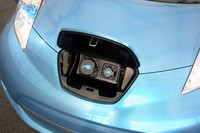 コンセントプラグは鼻先に。ダッシュボード上にともるランプを見れば、車外からも充電レベルを確認することができる。