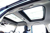 テスト車に装備されていたオプションのガラスサンルーフ。フロント側には電動チルト・スライド機構が備わるが、リア側のガラスは固定されている。