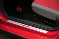 サイドシルには車名入りのシルプレートが装着される。
    