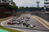 スタートでトップを守るポールシッターのバリケロ（先頭）。後続ではスピン、クラッシュが多発し、早々にセーフティカーが導入された。（写真＝Brawn GP）