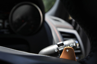 トランスミッションは、全車8段AT。ステアリングホイールの裏側から、オレンジがかったゴールドのシフトパドルが顔をのぞかせる。