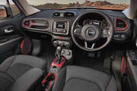 インテリアにも、ジェリカンからヒントを得た「X」マークや、ジープのアイコンである「7スロットグリル」デザインがちりばめられている。