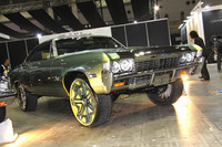 アメリカ西海岸で発祥したという「ハイライザー」。ペッタペタのローライダーの次は車高アップというわけか。ベースは1966年シボレー・インパラで、タイヤは275/25R26を履く。