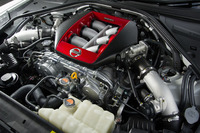 
	最高出力600ps、最大トルク66.5kgmを発生する3.8リッターV6ツインターボエンジン。シリンダーヘッドの前面には、エンジンを組み立てた“匠”のネームプレートが貼られている。
	