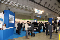 「JHFC」のブース。来場者で見えないが、5台の燃料電池車が展示されている。実証プロジェクトの現状と未来についても、パネル展示でわかりやすく紹介している。