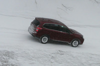 こちらは鎌田選手によるデモ走行。ゲレンデから延びる積雪路を、「フォレスター」がヒルディセントコントロールを使って下っていく。