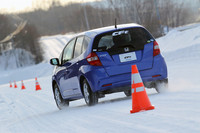 北海道・佐呂間町におけるテスト風景。テスト車は「ホンダ・フィット」。