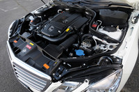 E250 CGIは、従来の2.5リッターV6版と同等の出力と、それを26％上回るトルク、27％少ない燃料消費を誇る。