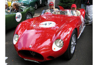 1956年型「マゼラーティ150S」。ドライバーは同イベントの常連、タレントの堺正章さん。