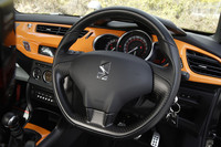 インテリアでは随所にカーボンパーツを採用。ダッシュボードの色は外装色に合わせてオレンジとグレーの2色が用意される。