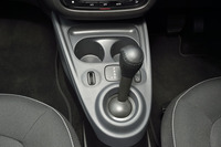 トランスミッションは「ツイナミック」と呼ばれるデュアルクラッチの6段AT。セレクターの前方に、モード切り替えスイッチ（エコ／スポーツ）が用意される。