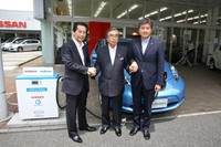 発表会で登壇した3人。左から日産自動車常務執行役員の西沢正昭氏、ニチコン代表取締役会長の武田一平氏、日産自動車執行役員の渡部英朗氏。
	 