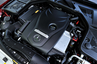 1.6リッター直4ターボエンジンは156psと25.5kgmを発生する。JC08モード燃費は17.3km/リッター。