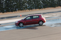 凍結路と同程度の低ミューを再現したスキッドパッド上で、オーバーステアに陥ったメガーヌ。もちろん、ESPはオフである。リアが流れ、修正舵をあてているのが、おわかりいただけると思う。
	 