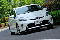 外装では、フロントのバンパー、グリル、アンダーグリルのデザインが変更されている。