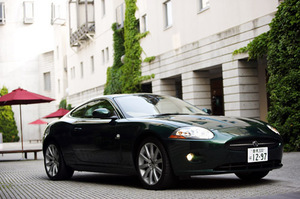 ジャガーXKR」に黒い騎士、限定車“Black Knight”発売 【ニュース】 - webCG