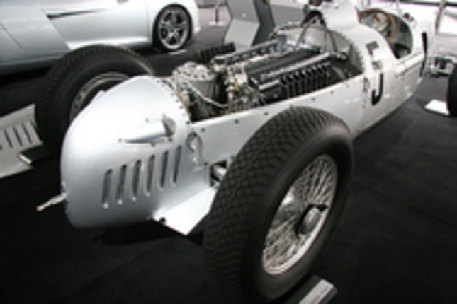 パドックに設けられたアウディ・パビリオンには、最新のR8と並んでアウディ・スポーツの原点であるV16スーパーチャージド・ユニットを積んだ戦前のグランプリカー「アウト・ウニオン・タイプC」が展示されていた。