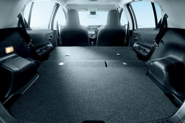 トヨタ・アクア」仕様変更で利便性向上 フルフラットデッキボード採用