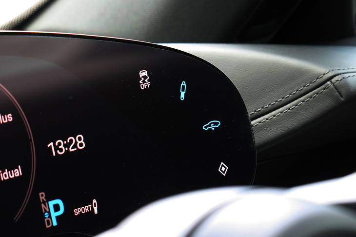 ポルシェ・タイカン4クロスツーリスモ（デジタルメーター）