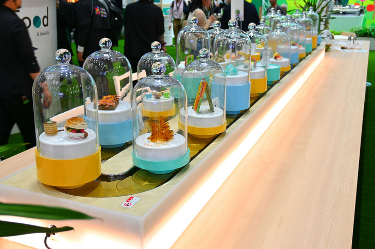 場内では、移動キッチンタイプのモビリティーも登場する。3Dプリンターで寿司を握る「未来寿司」や、ケーキが回転寿司のように場内をぐるぐる回るものなど、展示内容はさまざまだ。