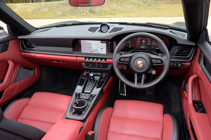 992.2型への更新でメーターパネルが全面液晶式になり、スタート／ストップスイッチがプッシュボタン式に変わった。EV走行を優先するようなスイッチ類はない（そもそもできない）。