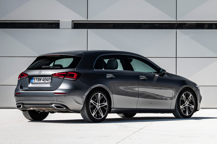 メルセデス・ベンツのエントリーモデルとして1997年にデビューした「Aクラス」。当初はトールワゴンスタイルだったが、2012年にデビューした3代目より背の低いハッチバックスタイルに一新。今回の新型は4代目のモデルにあたる。