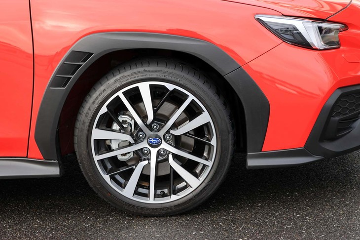 新型「WRX S4」のホイールハウスにはSUVのような樹脂パーツが装着される。その表面は六角形を多数並べた“空力テクスチャー”となっており、周囲の空気の流れを適切に整える。なお、ホイールおよびタイヤのサイズは全車18インチとなっている。